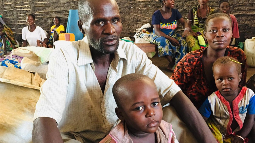 Dheka Ndjengu, 49 ans, a fui son foyer avec ses huit enfants. Son fils de 25 ans est mort. 