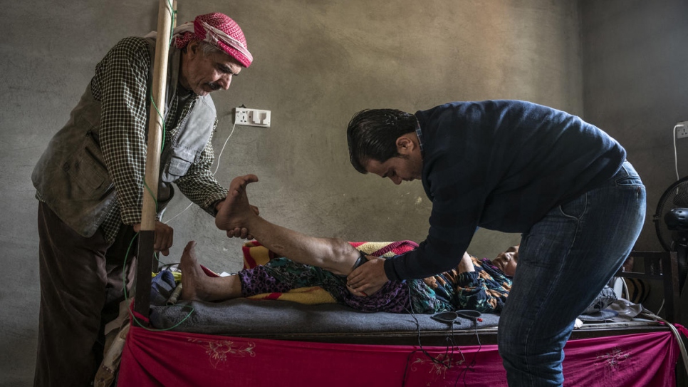 Le Dr Mohammed Issa, 33 ans, originaire de Hassakeh dans le nord de la Syrie, rend visite à une patiente au camp de Darashakran, près de la ville d'Erbil, la capitale de la région du Kurdistan irakien.