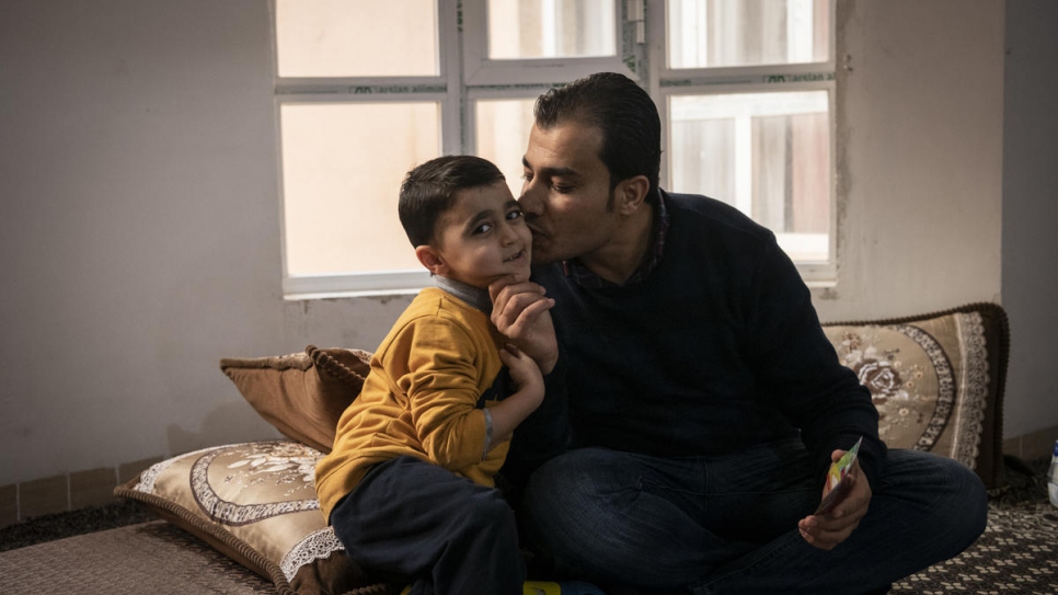 Le Dr Mohammed Issa, 33 ans, originaire de Hassakeh, dans le nord de la Syrie aide son fils Issa, cinq ans, à faire ses devoirs d'anglais chez eux à Erbil, la capitale de la région du Kurdistan irakien.