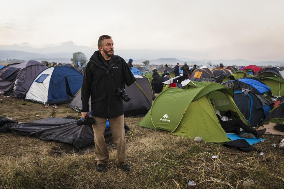 Giles Duley dans un camp informel établi par des réfugiés et des migrants, près du centre de transit d'Idomeni en Grèce. 