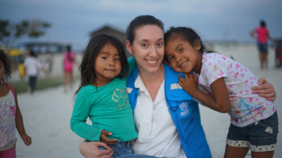 A UNHCR staffer with Pemon children in the indigenous community of Tarauparu.