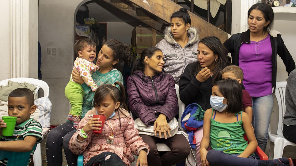 Des femmes et des enfants vénézuéliens passent la nuit chez Marta Duque à Pamplona, en Colombie. 