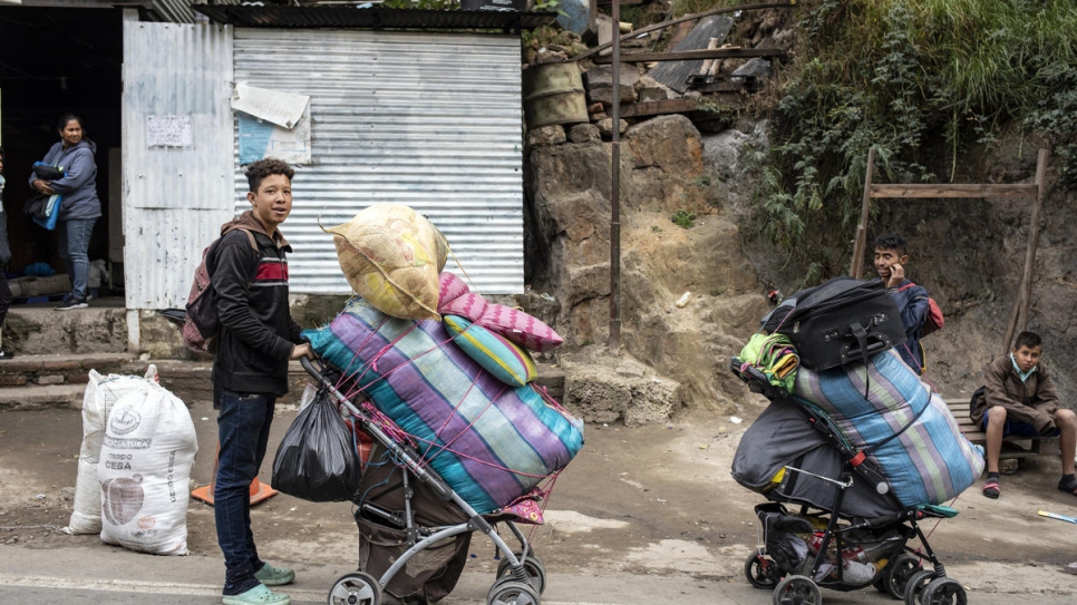 Des Vénézuéliens préparent leurs bagages pour continuer leur voyage à travers les montagnes après avoir passé la nuit à Pamplona, en Colombie. 