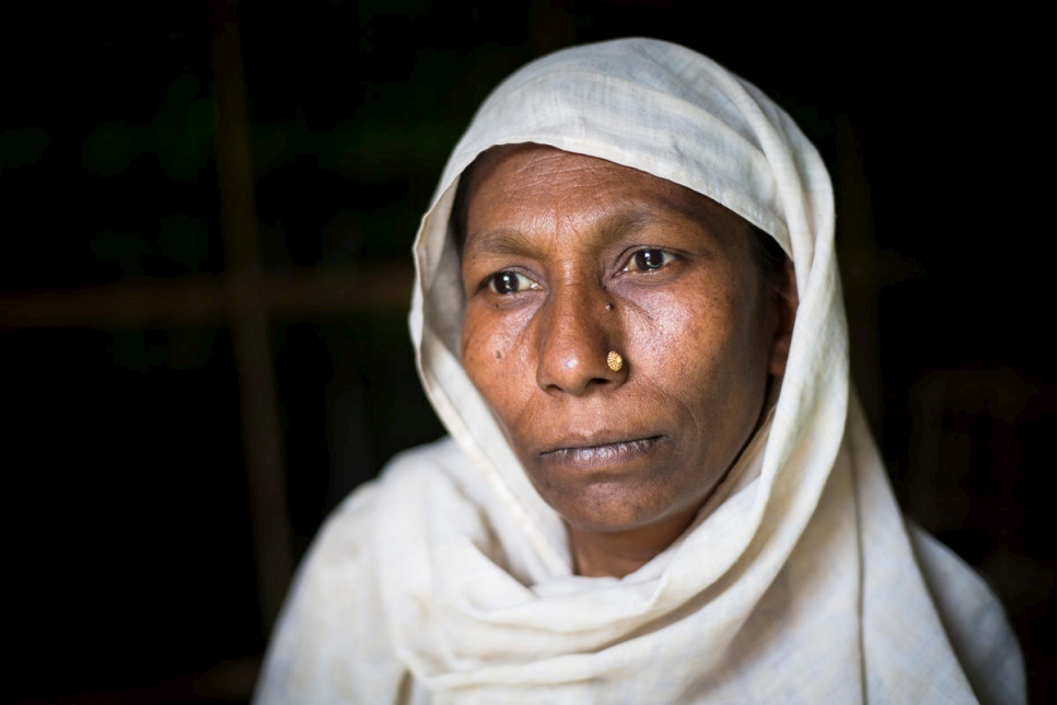 اللاجئة الروهينغية، عائشة بيجوم، البالغة من العمر 40 عاماً، تأخذ وضعية لالتقاط صورتها في مأوى العائلة في بنغلاديش. 