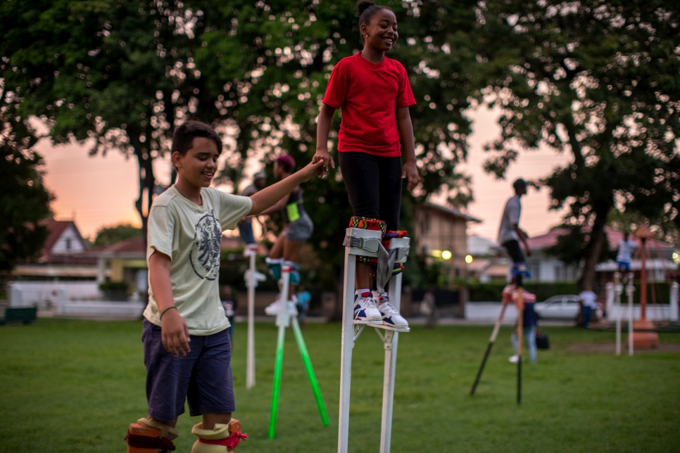 Carlos, 13 ans, du Venezuela, et Jada, 8 ans, de Trinité-et-Tobago, apprennent à marcher sur des échasses à Port of Spain, Trinité-et-Tobago. 