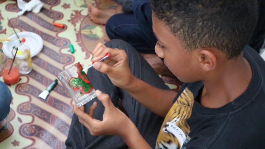 Sukarelawan Indonesia berbagi seni dan cara menjaga lingkungan dengan para pengungsi