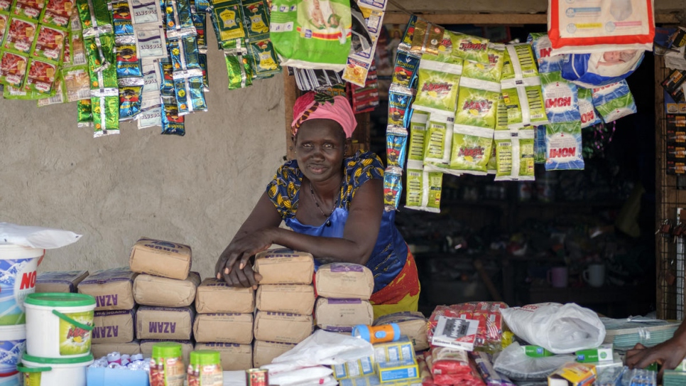 Une Sud-Soudanaise tient une échoppe dans l'installation de réfugiés de Nymanzi, district d'Adjumani, au nord de l'Ouganda. 