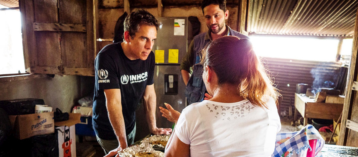 L'Ambassadeur de bonne volonté du HCR Ben Stiller s'entretient avec une femme récemment arrivée dans un centre de transit appuyé par le HCR à Flores, Guatemala.