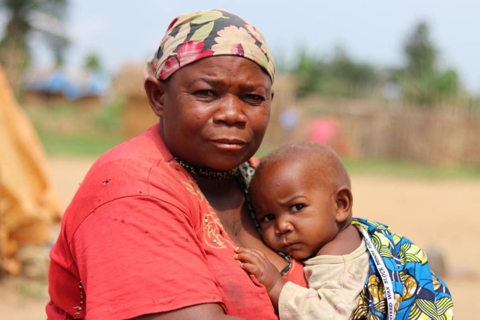 Priscilla, 48 ans, et son fils Josua, 7 mois, vivent dans une installation de fortune à Mabasele, en République démocratique du Congo. 