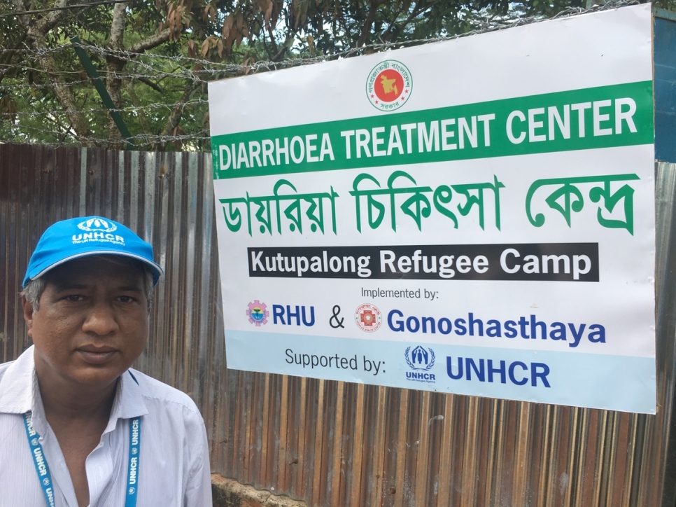 Taimur Hasan se trouve à l'entrée d'un centre de réhydratation pour traiter les réfugiés souffrant de diarrhée sévère dans le camp de réfugiés de Kutupalong au Bangladesh. Octobre 2017. © UNHCR/Tim Gaynor