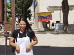 Tous les yeux étaient rivés sur Veronica Garcia Rodriguez, une chef vénézuélienne réfugiée, qui a concocté des galettes de maïs traditionnelles vénézuéliennes fourrées, les arepas, au Café Borely de Marseille, lors du lancement du Refugee Food Festival le 12 juin 2018. 