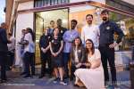 Le chef réfugié Tallafe Dougouche Mitchella pose avec le propriétaire du restaurant Les Pères Populaires à Paris avec les organisateurs du Refugee Food Festival, Louis Martin (premier debout à droite), Marine Mandrila (deuxième à droite), Carlos Arbelaez, Coordinateur de l'évènement au HCR (deuxième debout à droite) et Céline Schmitt, Porte-parole du HCR en France (première à droite). Cet évènement itinérant a propulsé la carrière de réfugiés en France en créant des opportunités professionnelles pour les réfugiés participants.