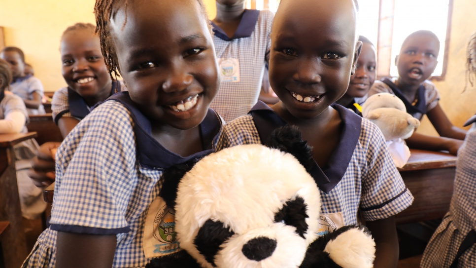 Des enfants réfugiés dans le camp de Gorom, au Soudan du Sud, recoivent le 23 août 2017 les jouets collectés au musée du Quai Branly à Paris. Ce camp a été mis en place en 2010 et accueille 1833 réfugiés, principalement originaires d'Ethiopie. 