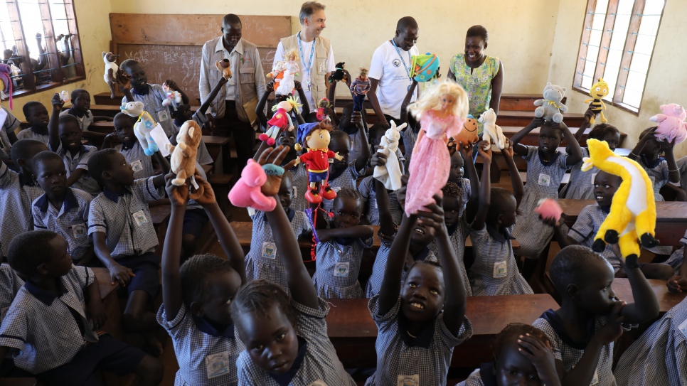 Des enfants réfugiés dans le camp de Gorom, au Soudan du Sud, recoivent le 23 août 2017 les jouets collectés au musée du Quai Branly à Paris. Ce camp a été mis en place en 2010 et accueille 1833 réfugiés, principalement originaires d'Ethiopie. 