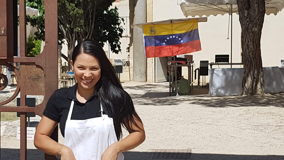 Tous les yeux étaient rivés sur Veronica Garcia Rodriguez, une chef vénézuélienne réfugiée, qui a concocté des galettes de maïs traditionnelles vénézuéliennes fourrées, les arepas, au Café Borely de Marseille, lors du lancement du Refugee Food Festival le 12 juin 2018. 
