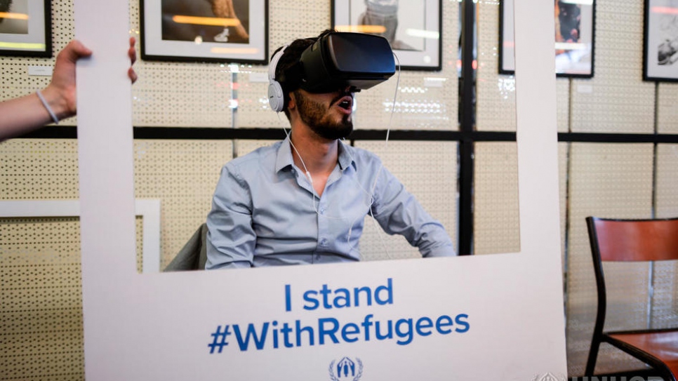 Un curieux découvre "Clouds Over Sidra", le film en réalité virtuelle des Nations Unies qui permet de visiter un des plus grands camps de réfugiés en Jordanie. Le HCR France a organisé plusieurs activités autour du thème de la rencontre entre réfugiés et la société d'accueil pour célébrer la Journée mondiale du réfugié, le 20 juin, à Ground Control à Paris.