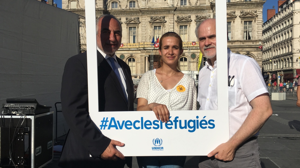 Le Maire de Lyon, Georges Képénékian (gauche), pose avec un cadre du HCR lors de la Marche des Parapluies le 20 juin, à l'occasion de la Journée mondiale du réfugié. Dans son discours, le maire a réaffirmé les principes de solidarité de la Ville de Lyon envers les réfugiés. 