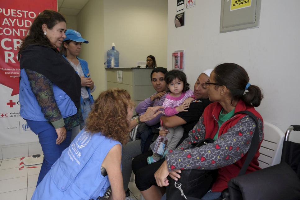 Dans la ville péruvienne de Tumbes, le personnel du HCR explique aux arrivants vénézuéliens quels sont leurs droits et assure des examens médicaux.  