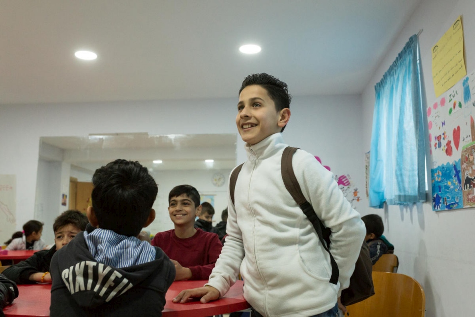 ألان، 11 عاماً وهو من العراق، من حوالي 100 طفل لاجئ في المدرسة.