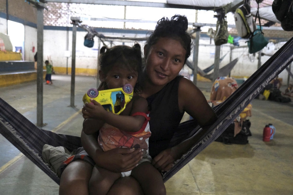 Une Vénézuélienne et son enfant dans le centre d'hébergement de Pintolandia à Boa Vista, au nord du Brésil. 