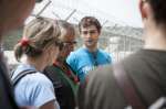 دوغلاس بوث يلتقي باللاجئين في مركز الفحص في موريا، جزيرة ليسفوس اليونانية.
