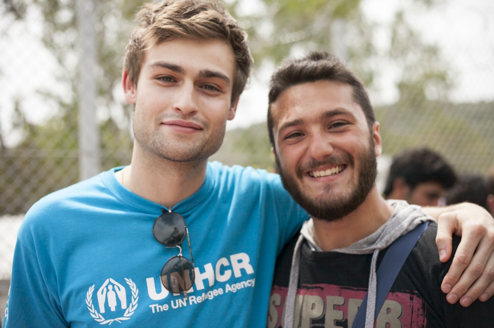 دوغلاس بوث يلتقي باللاجئين في مركز الفحص في موريا، جزيرة ليسفوس اليونانية.