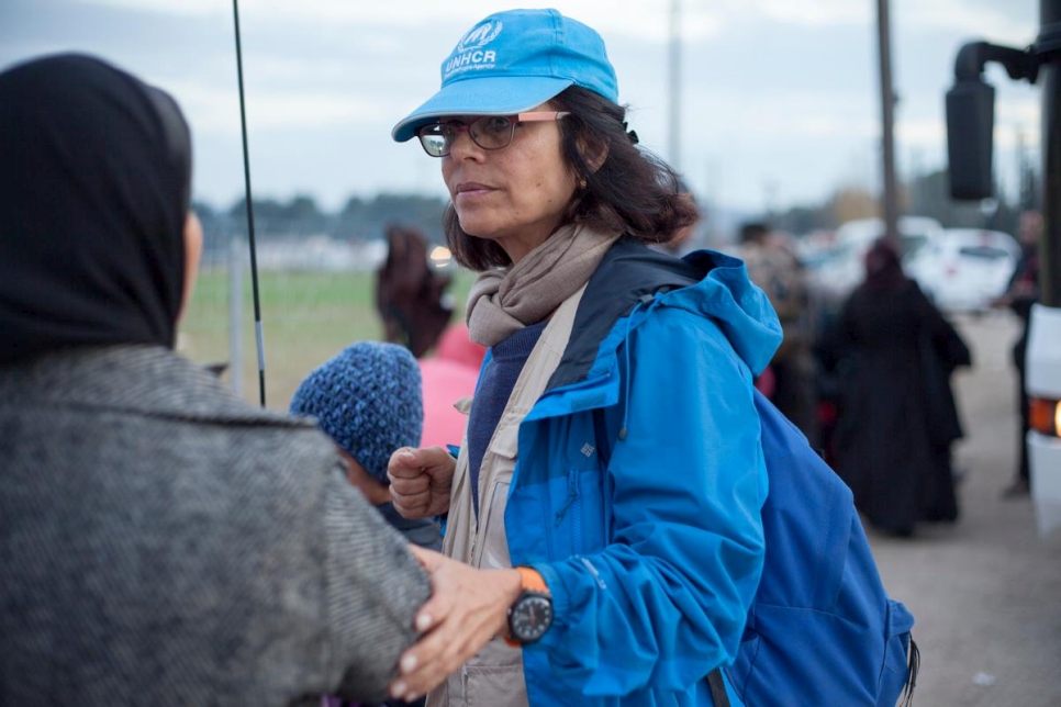 معصومة فارمان-فارمايان تتحدث مع النازحين في إيدوميني، اليونان، نوفمبر 2015، حول حقهم في الحصول على اللجوء.