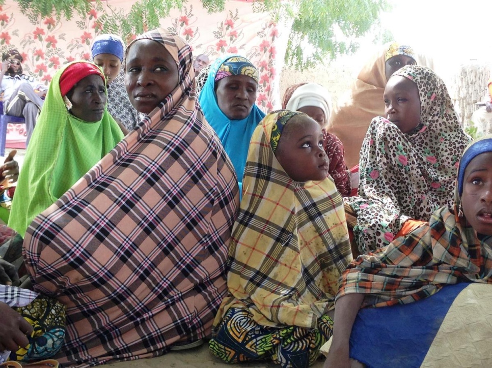 نساء وأطفال لاجئون من نيجيريا في تشوكوتاليا، تشاد، 2015. فر اللاجئون من هجمات المسلحلين في ولاية بورنو، شمال شرق نيجيريا، وسافروا على متن قوارب. 