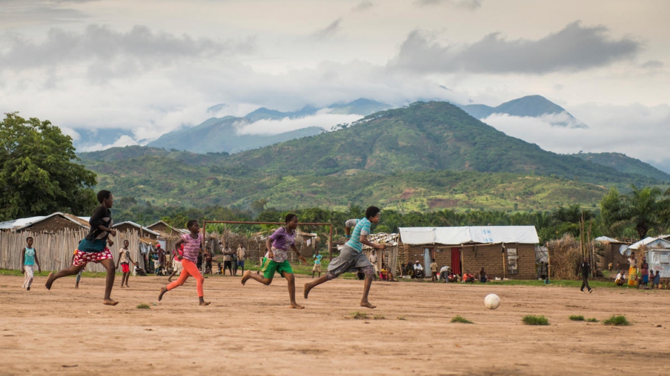 « J'ai confiance en notre équipe. » Emerance participe à une session d'entraînement avec ses coéquipières Morning Stars au camp de réfugiés de Lusenda. 