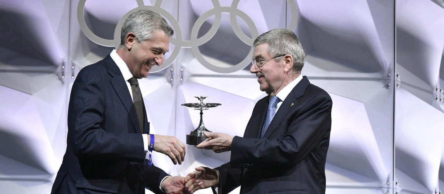 Thomas Bach, presidente del COI, entrega la Copa Olímpica a Filippo Grandi, Alto Comisionado de la ONU para los Refugiados.