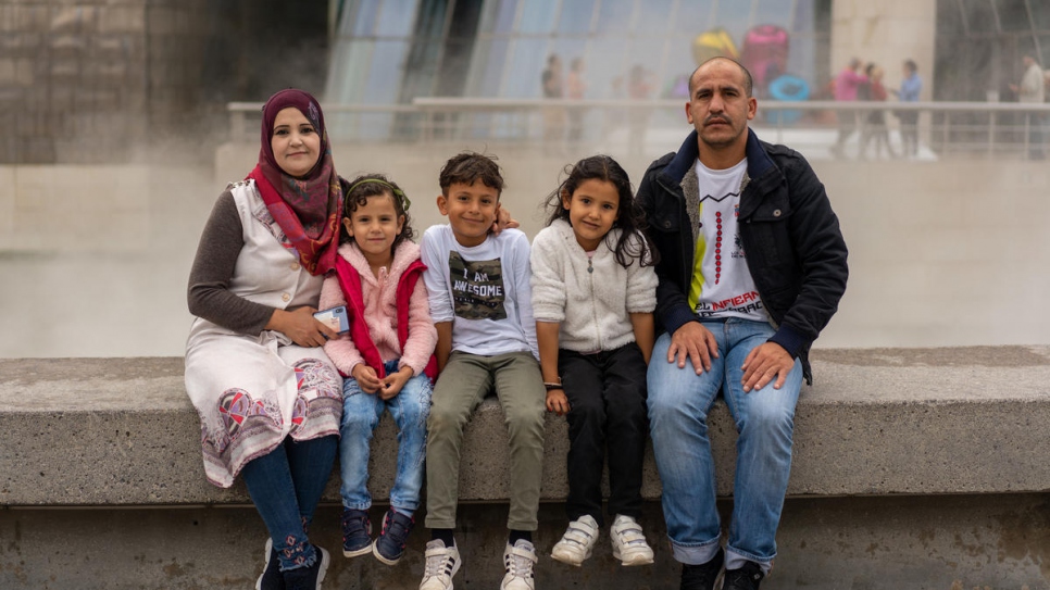Wafaa, Meshael, Adnaan, Sidra et Minwar sont assis devant le Musée Guggenheim à Bilbao lors d'une excursion d'une journée avec des volontaires de la communauté. 