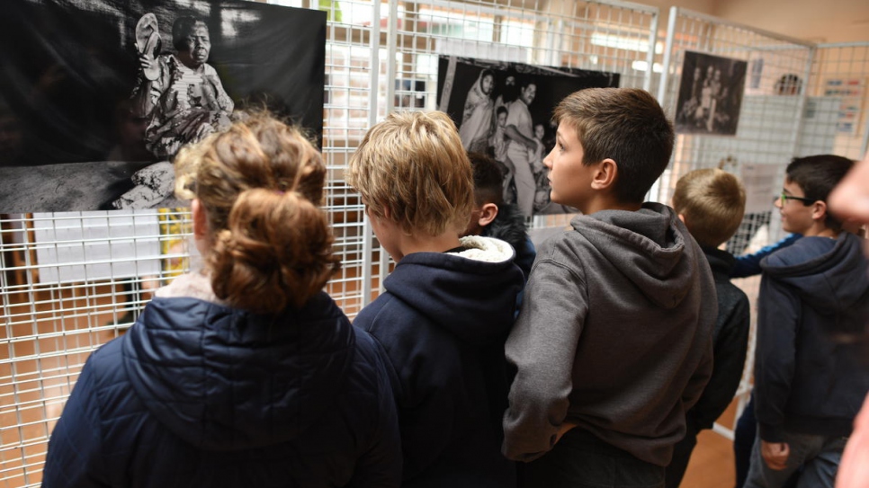 Des élèves du Collège Octave Mirbeau, à Trévières, découvrent l'exposition de photographies du HCR intitulée 'L'objet le plus important', installée dans l'école. 