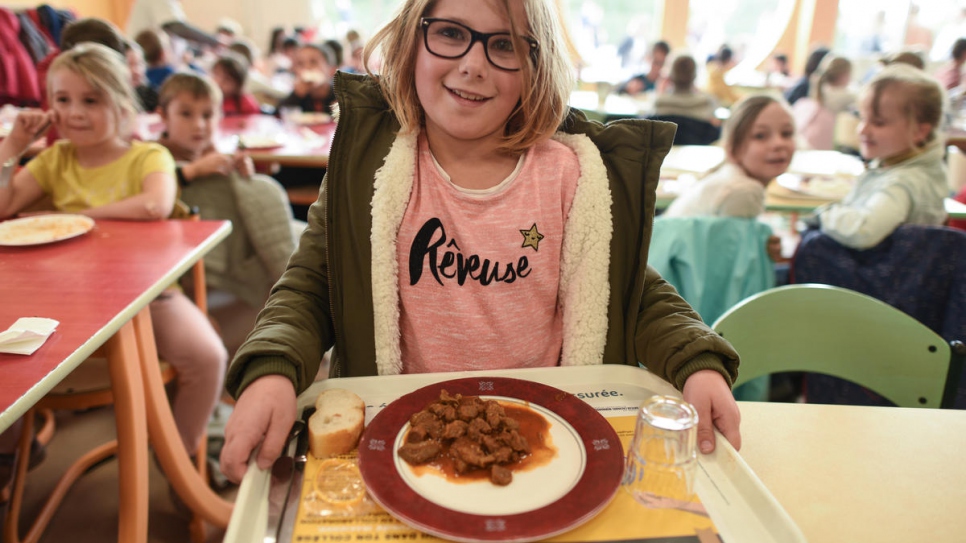 Les élèves du Collège Octave Mirbeau, dans la ville française de Trévières, au nord-ouest de la France, dégustent un déjeuner du Moyen-Orient préparé par la chef iraquienne Maryam Hani. 
