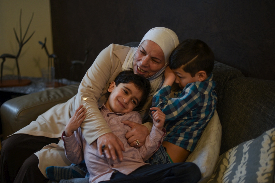 La mère d'un réfugié syrien est réunie avec ses petits-enfants pour la première fois en quatre ans en France.