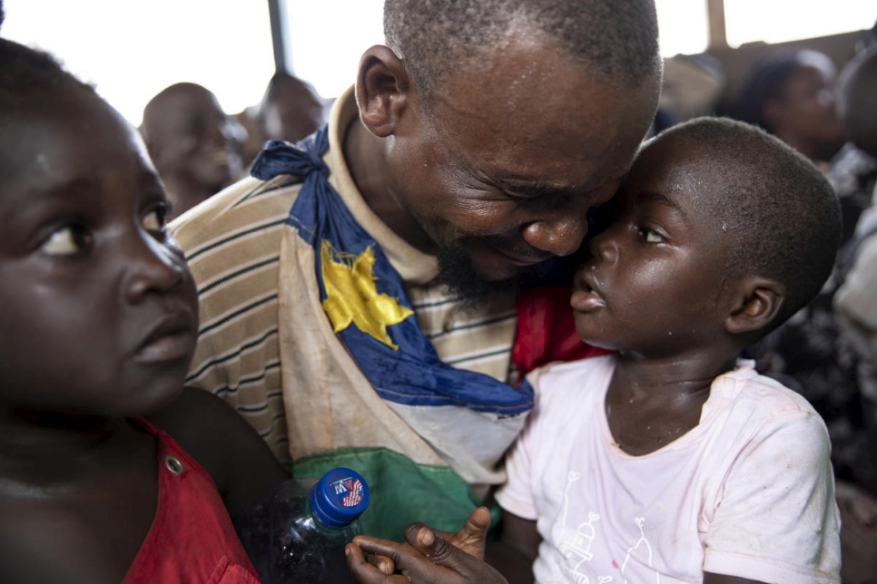 Submergé par l'émotion, Alain Kossi serre son enfant contre lui en retrouvant son pays, la République Centrafricaine, après six années d'exil en République démocratique du Congo. 