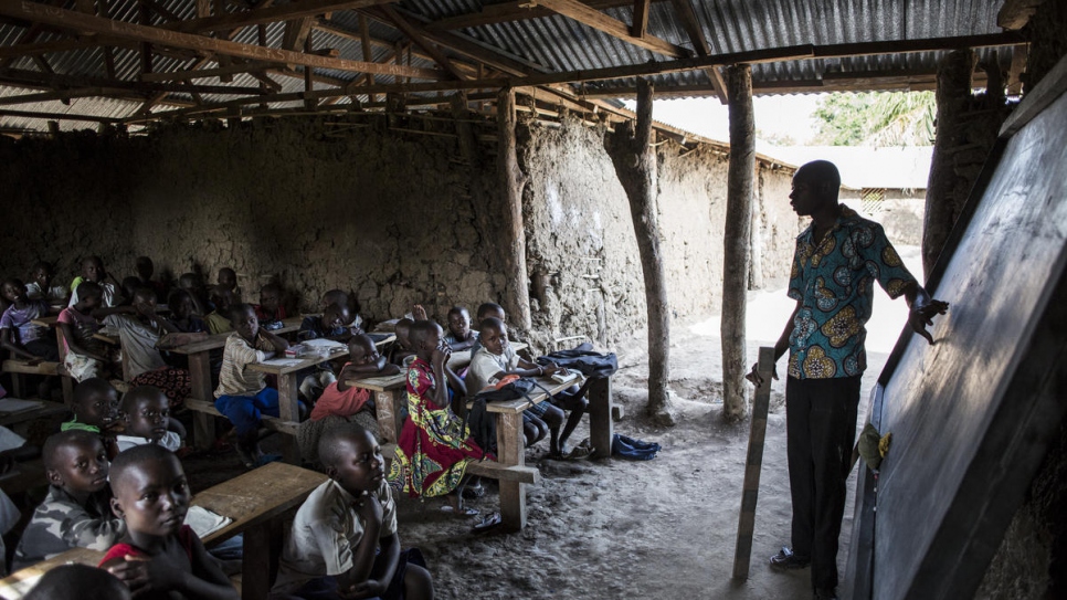 Un professeur lors d'un cours dans une école dirigée conjointement par Soeur Angelique Namaika, lauréate de la distinction Nansen 2013 pour les réfugiés, à Dungu, République démocratique du Congo.