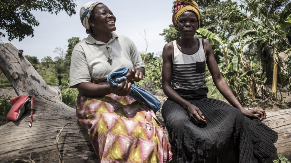 La lauréate de la distinction Nansen pour les réfugiés, Soeur Angelique Namaika (à gauche), s'entretient avec une femme qui travaille dans ses champs à Dungu, en République démocratique du Congo. 