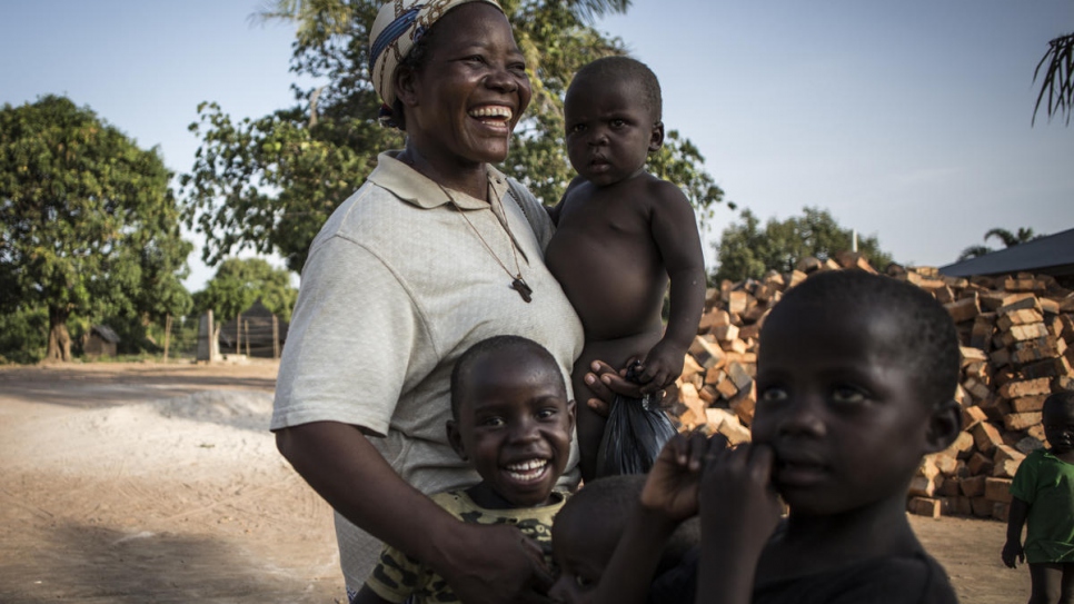 La lauréate de la distinction Nansen pour les réfugiés, Soeur Angélique Namaika, serre dans ses bras certains des orphelins dont elle s'occupe dans son centre à Dungu, en République démocratique du Congo.