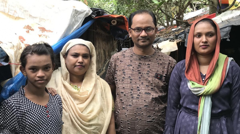 Le père de Shehana, Nur Alam (deuxième à droite), était directeur d'école à Maungdaw, Myanmar – l'un des rares Rohingyas nommés à un poste de responsabilité – avant que les violences ne poussent la famille à s'enfuir en 2017. 