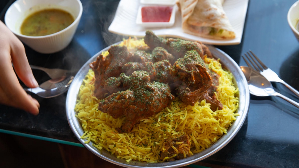 Le restaurant Wardah sert des plats entièrement halal tels que le kabsa d'agneau et de poulet, l'agdah de poulet, le kebab, le pain plat et le houmous. 