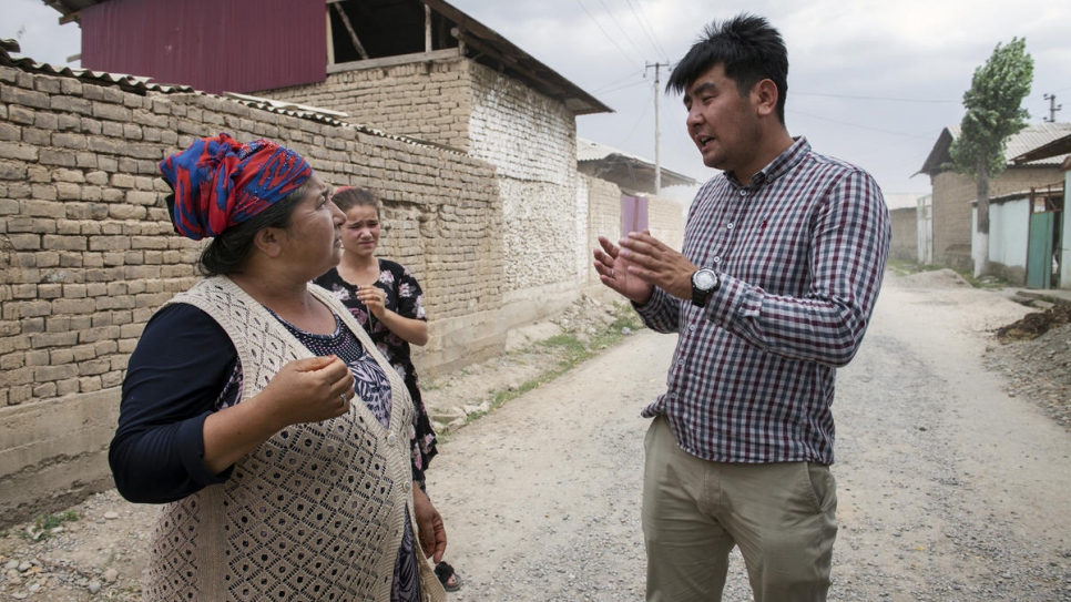 Azizbek Ashurov assure une aide juridique gratuite à une femme appartenant à la communauté nomade lyuli du Kirghizistan. 
