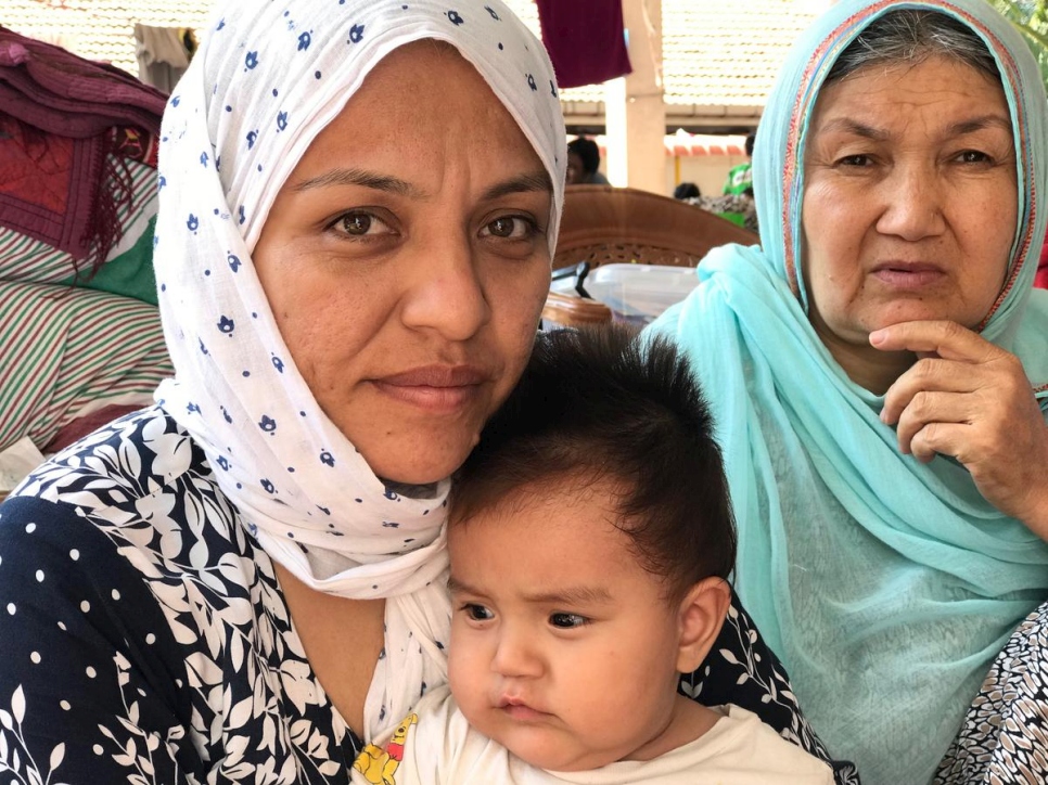 Anisa, une Afghane et les membres de sa famille, abrités comme plus d'une centaine d'autres réfugiés et demandeurs d'asile à la station de police de Negombo, Sri Lanka. 