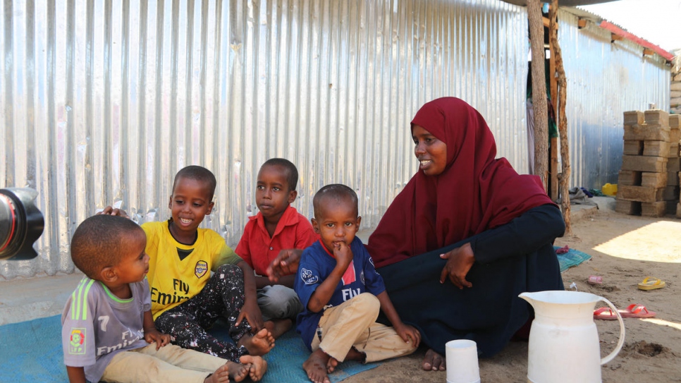 Fadumo, qui est née dans le camp de réfugiés de Dadaab au Kenya, est rentrée avec ses enfants en Somalie, son pays d'origine.  