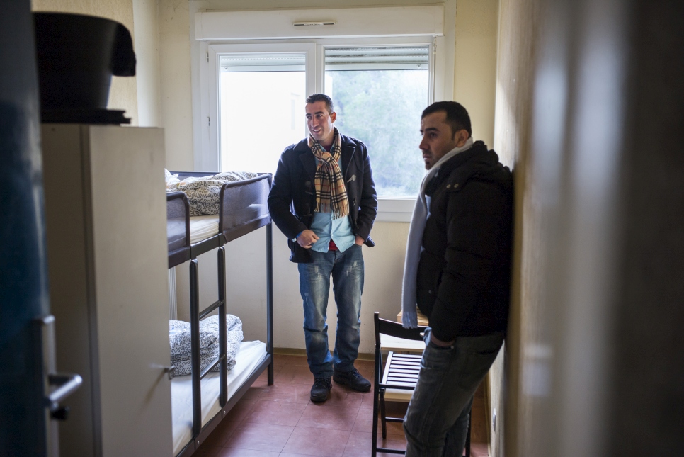Salman (à gauche) et Bewar, sont d'Irak. Ils se trouvent dans leur chambre dans un Centre d'accueil et d'orientation (CAO) qui les accueille en France.