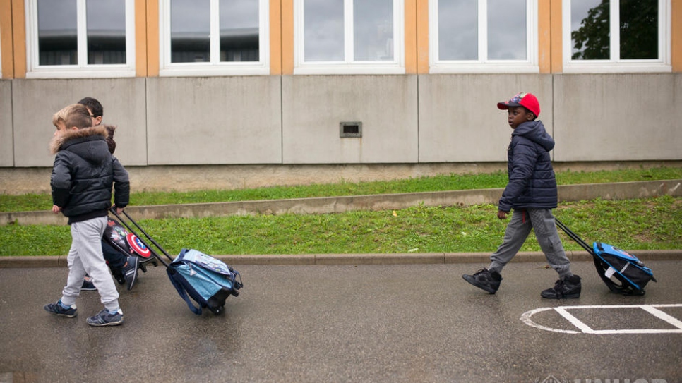 Ibrahim marche dans la cour de son école à Epinay-sous-Senart, en France, où il étudie depuis septembre 2017.