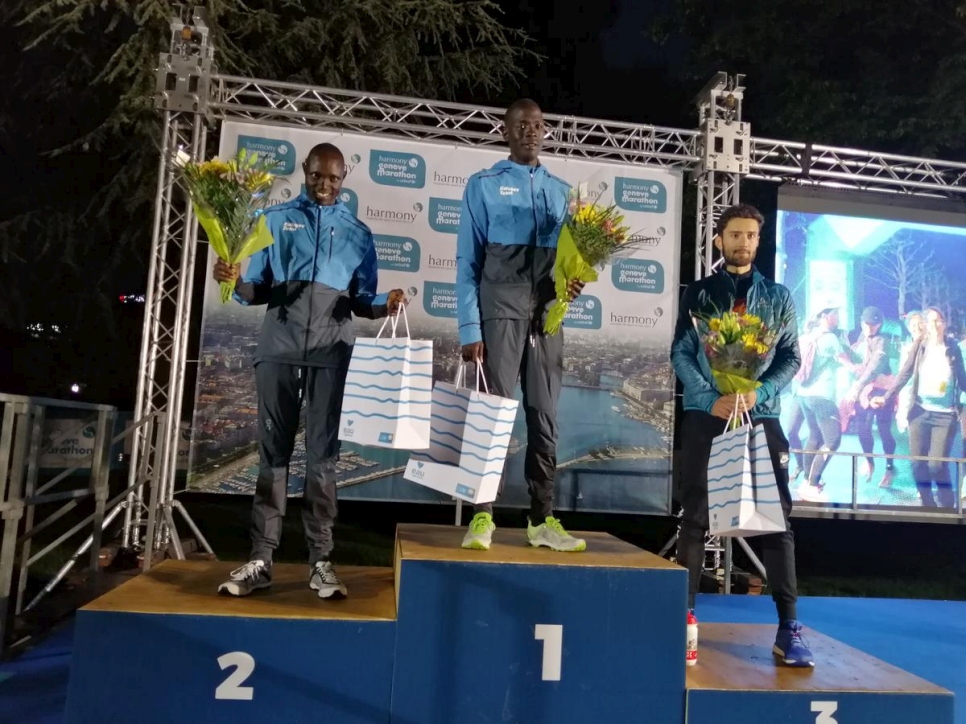 Domnic Lokinyomo Lobalu, vainqueur de la course du 10 kilomètres sur route, au sommet du podium à Genève, avec Paulo Amotun Lokoro et Morgan Le Guen, respectivement en deuxième et troisième place. 
