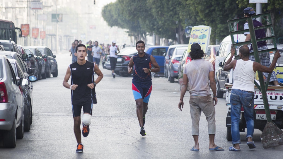 « Chaque fois que je cours, je me sens libre, je vis dans mon propre monde libre. » Guled (au centre, en bleu et orange) participe à la course du Cairo Runners Club au Caire, dans la banlieue d'Héliopolis. 