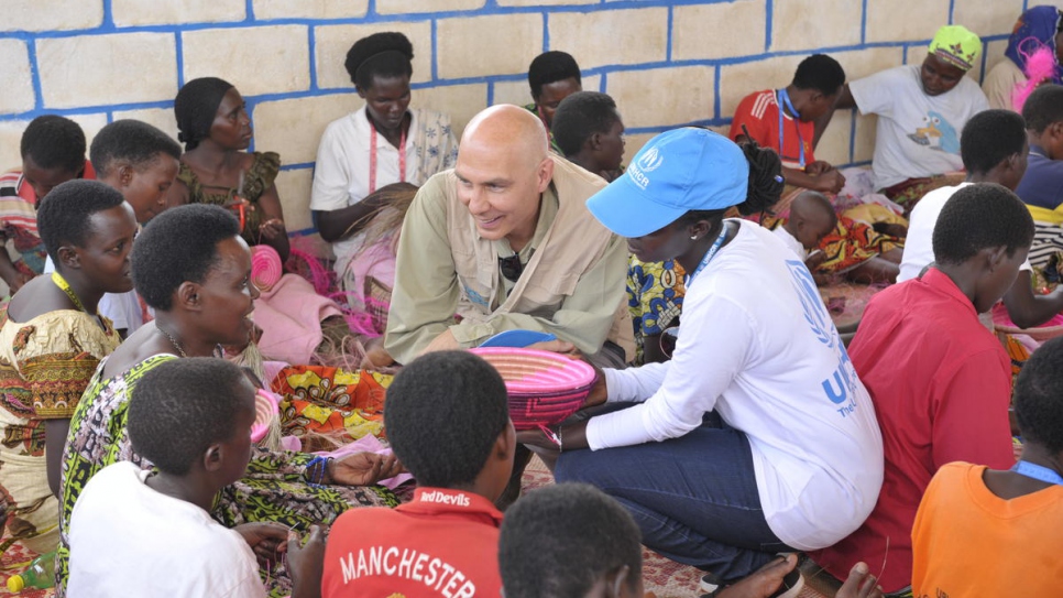 Le Haut Commissaire Assistant chargé de la protection, Volker Türk, rencontre des femmes qui travaillent dans la Coopérative de femmes du camp de Mahama, à l'est du Rwanda. 