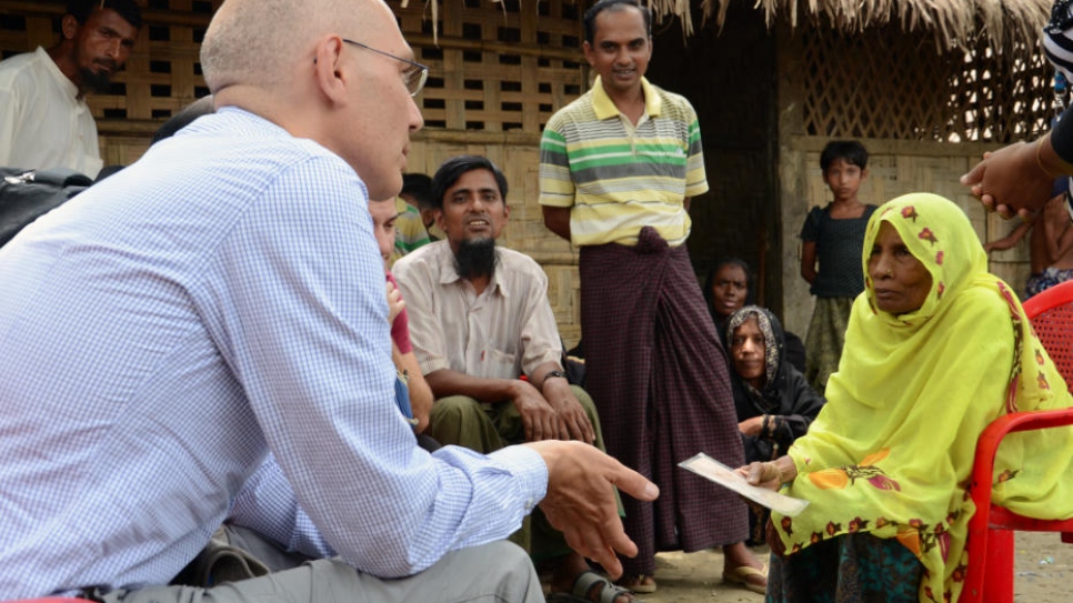 Le Haut Commissaire Assistant chargé de la protection, Volker Türk, discute avec une femme âgée dans un village rohingya situé à proximité de Maungdaw, dans le nord de l'Etat de Rakhine. 