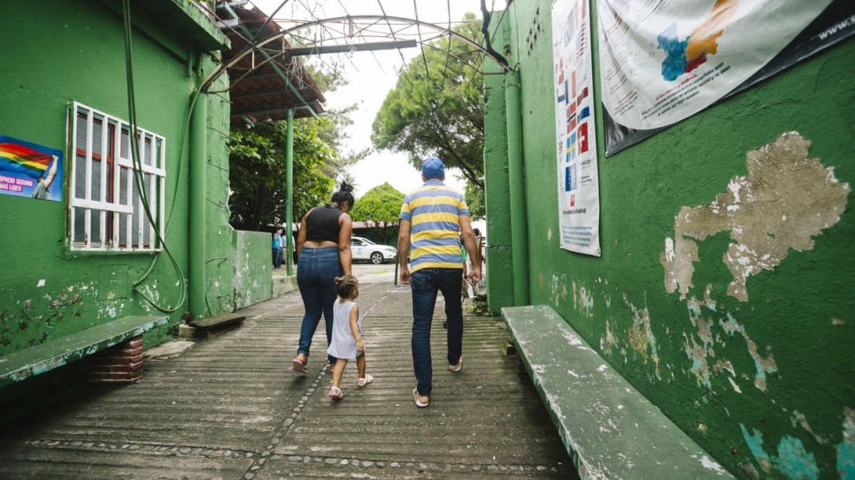Une famille à l'extérieur d'une auberge pour réfugiés et demandeurs d'asile à Tapachula, au Mexique.